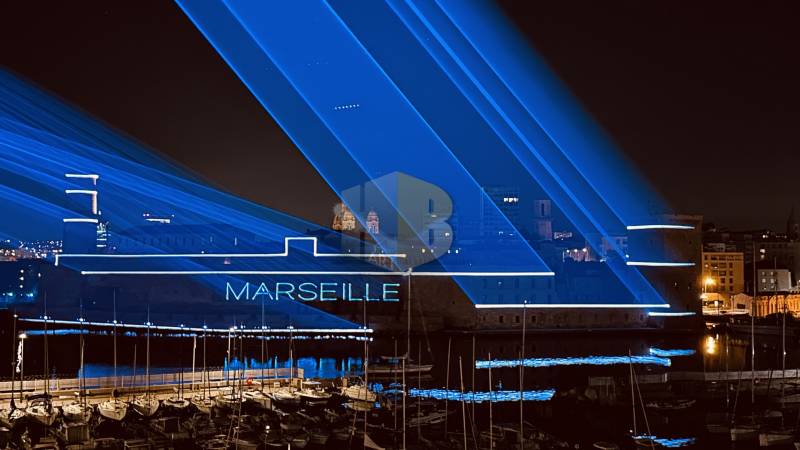 Communiquer grâce au show lumineux laser personnalisable lors de votre soirée évènementielle à Marseille